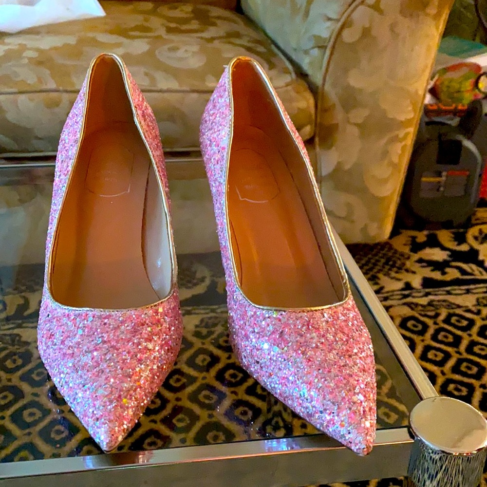 Very pretty heels only worn twice. Are in very good condition.